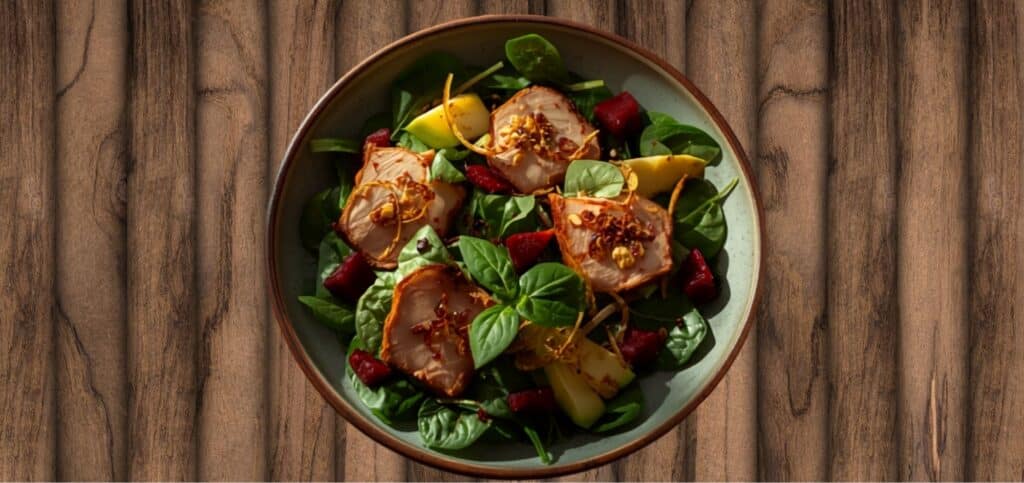 Salade met spinazie en varkenshaas salade met varkenshaas, spinazie, bietjes en avocado